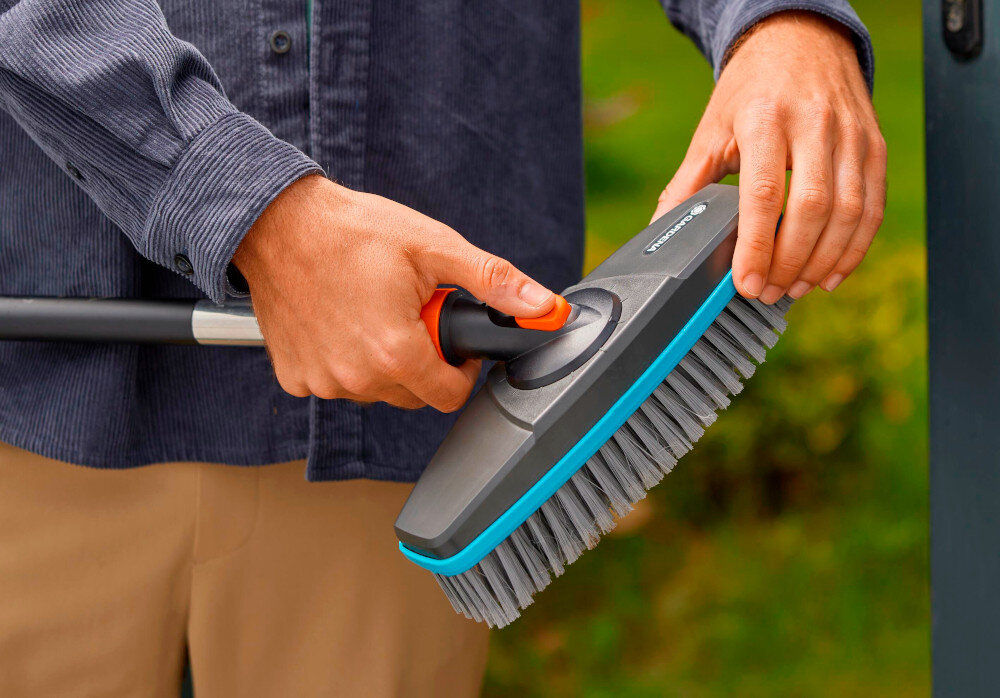 Szczotka GARDENA Cleansystem Miękka z trzonkiem 18826-20 wlosie miekkie nylonwe szerokosc robocza 27 cm do mycia delikatnych powierzchni