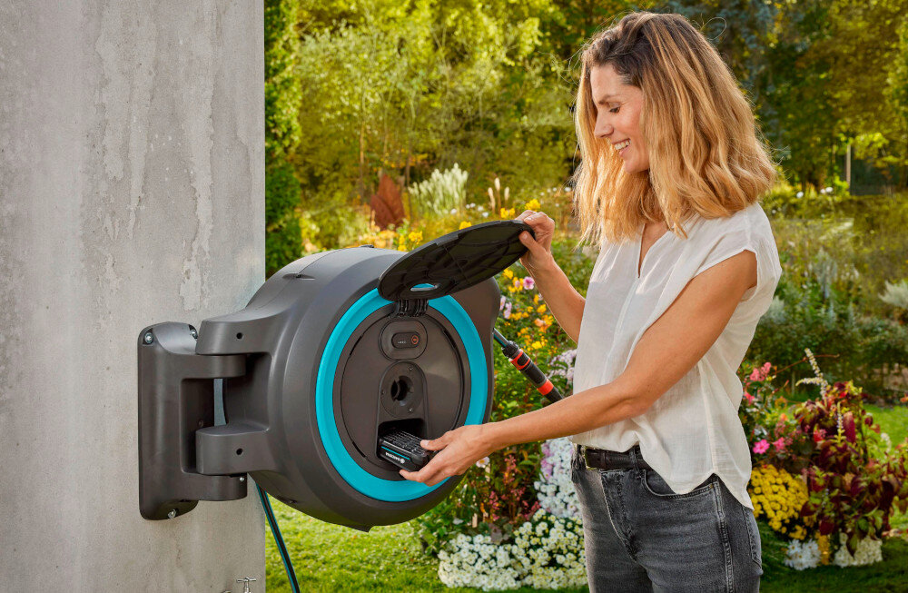 Bęben naścienny GARDENA PowerRoll XXL 18645-20 system akumulatorowy GARDENA Power For All akumulator systemowy pojemnosc 1,5 Ah ladowarka P4A Al 1810 CV gotowy do pracy akumulator do zwijania weza