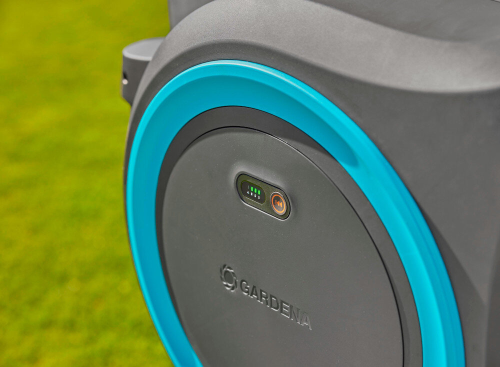 Bęben naścienny GARDENA PowerRoll XXL 18645-20 technologia RollControl+ prwadnica przycisk do zwijania weza dioda LED stan naladowania akumulatora