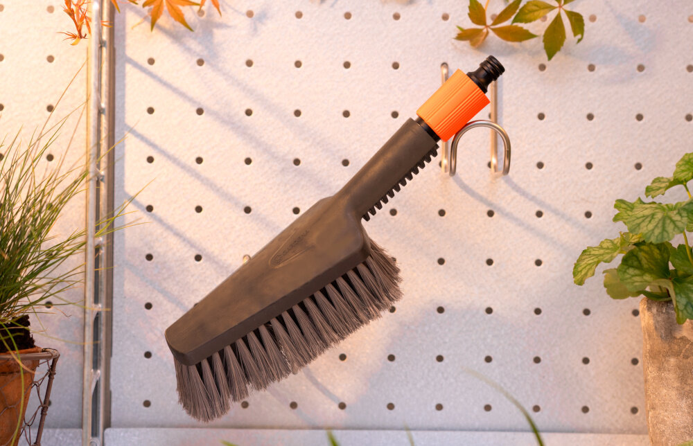 Zestaw do czyszczenia GARDENA CleanSystem 18860-20 do delikatnego skutecznego czyszczenia mniejszych wrazliwych powierzchni miekka szczotka reczna wklady mydlane szampon pelna wygoda gotowosc do dzialania latwo efektywnie bezpiecznie wyprodukowany w Niemczech wysoka jakosc precyzja wykonania