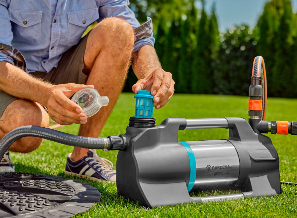 Pompa GARDENA 5600 Silent+ 09057-20 zintegrowany filtr wstepny latwo dostepny proste czyszczenie odkrecic mycie pod biezaca woda zintegrowany zawor zwrotny nie bedzie slychac odglosow powietrza natychmiastowe rozpoczecie pracy