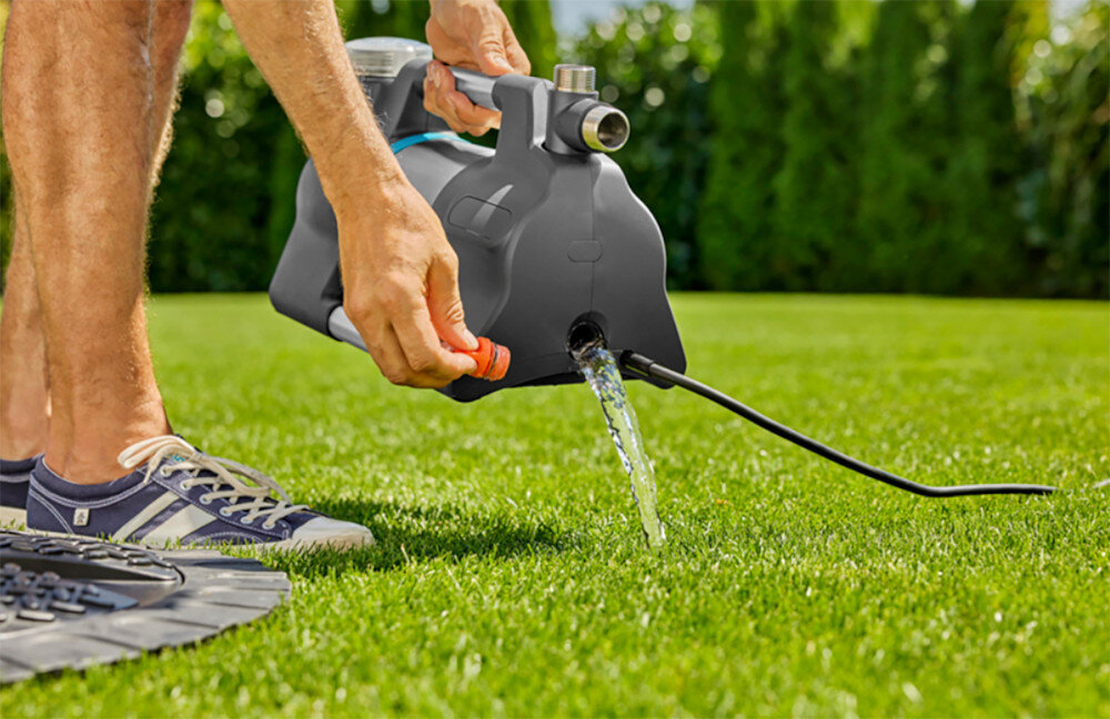 Pompa GARDENA 5600 Silent+ 09057-20 szeroki otwor wlewowy napelnianie pompy zawod odwadniajacy usuwanie resztek wody ochrona przed potencjalnymi uszkodzeniami woda calkowicie usunieta z pompy