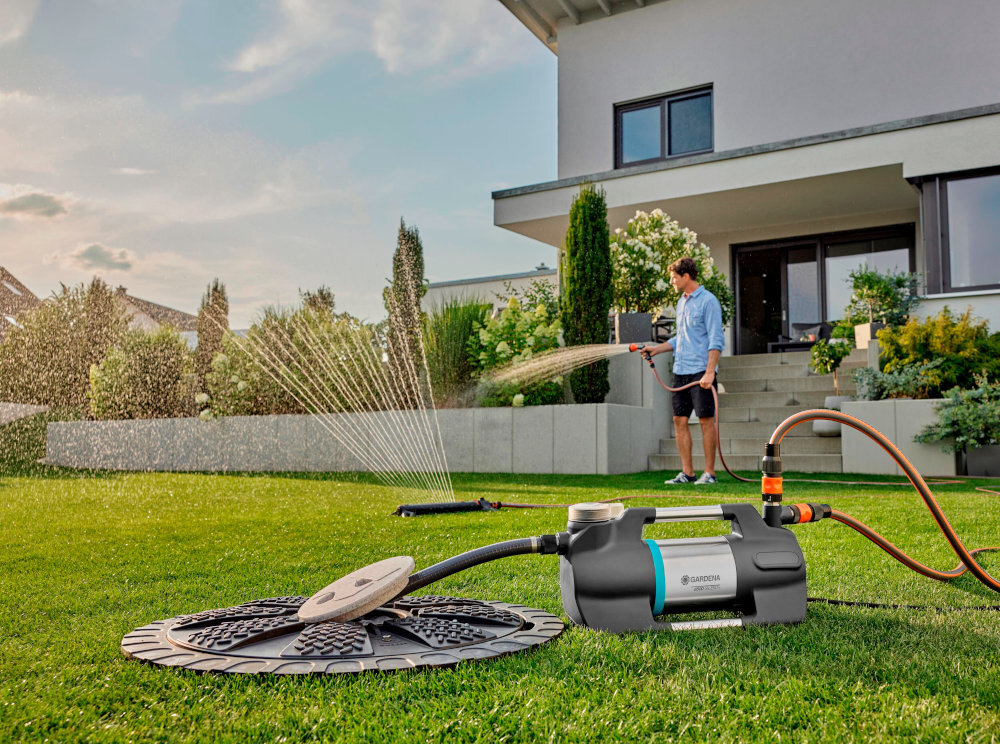 Pompa GARDENA 5600 Silent+ 09057-20 uszczelka ceramiczna z systemem podwojnego uszczelnienia wal ze stali nierdzewnej bardzo trwala i wytrzymala przylacze sace dwa wejscia jedno mozna obrocic o 180 stopni ze stali nierdzewnej obsluga kilku urzadzen jednoczesnie gumowe stopki