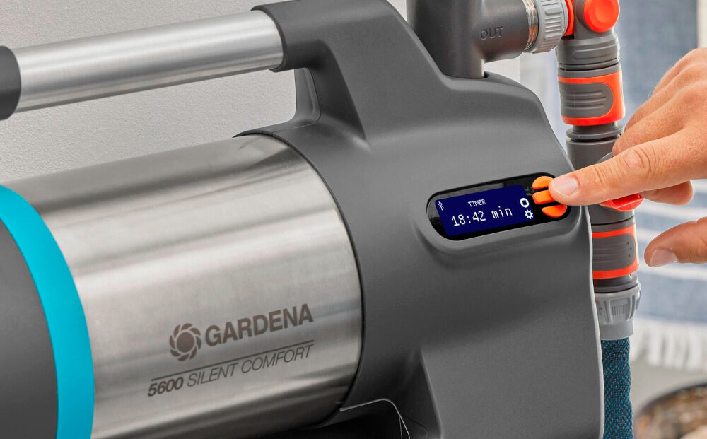 Zestaw hydroforowy GARDENA SilentComfort 09067-20 potezny niezawodny skuteczny funkcjonalny zaopatrywanie w wode podswietlany wyswietlacz LED funkcja Power Boost