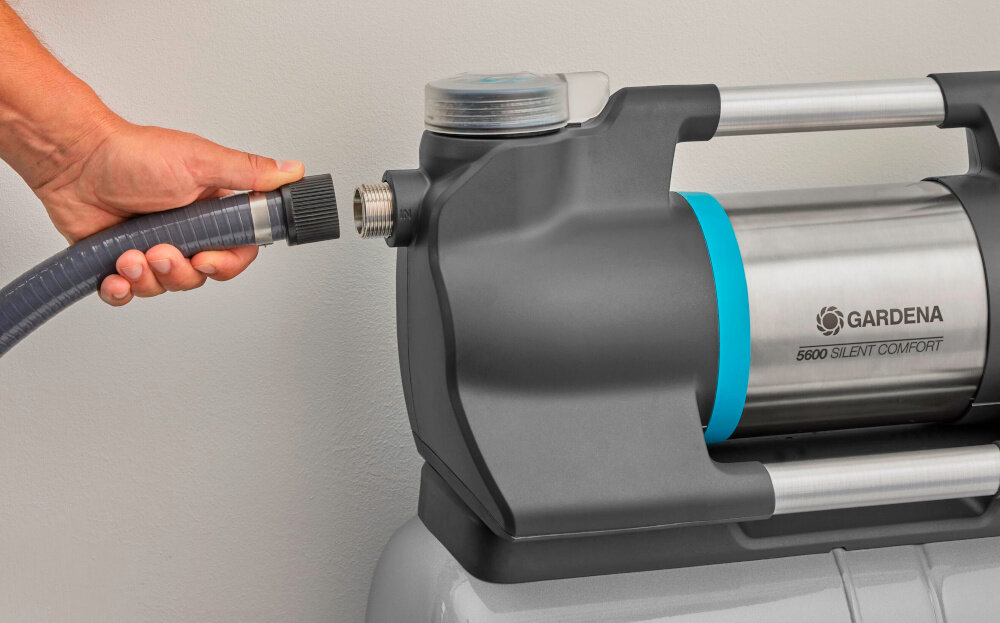 Zestaw hydroforowy GARDENA SilentComfort 09067-20 zawor zwrotny zintegrowane zlacze ze stali nierdzewnej podwojne uszczelnienie miedzy silnikiem i napedem jedno z dwoch wyjsc mozna obrocic o 180°