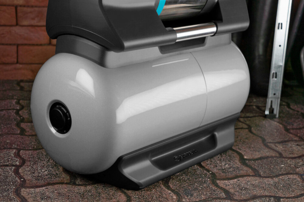 Zestaw hydroforowy GARDENA SilentComfort 09067-20 duzy zbiornik pojemnosc 25 litrow praktyczny wskaznik cisnienie pokazuje biezace cisnienie