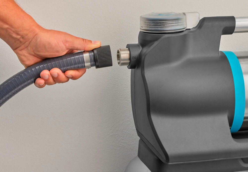 Zestaw hydroforowy GARDENA SilentComfort 09068-20 zawor zwrotny zintegrowane zlacze ze stali nierdzewnej podwojne uszczelnienie miedzy silnikiem i napedem jedno z dwoch wyjsc mozna obrocic o 180°