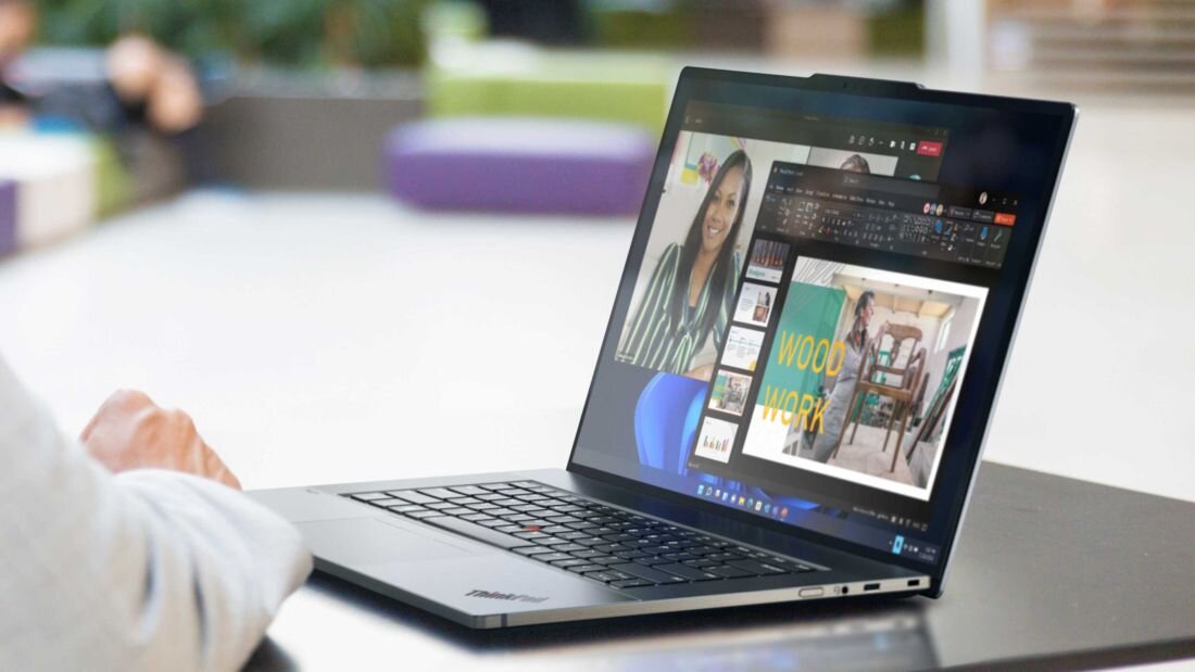 Laptop LENOVO ThinkPad Z16 G2 - Użytkownik pracujący przy stole z laptopem LENOVO ThinkPad Z16 G2.