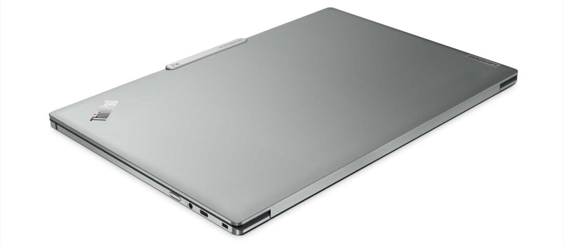 Laptop LENOVO ThinkPad Z16 G2 - Zamknięty laptop LENOVO ThinkPad Z16 G2 leżący na białym tle.