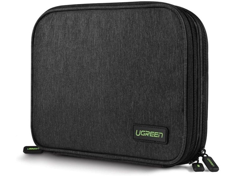 Etui na dysk UGREEN 50147B Zamknięte, prostokątne etui w kolorze ciemnoszarym o melanżowej strukturze materiału z małą czarną naszywką z zielonym napisem 'UGREEN' w dolnym rogu oraz dwoma zamkami błyskawicznymi