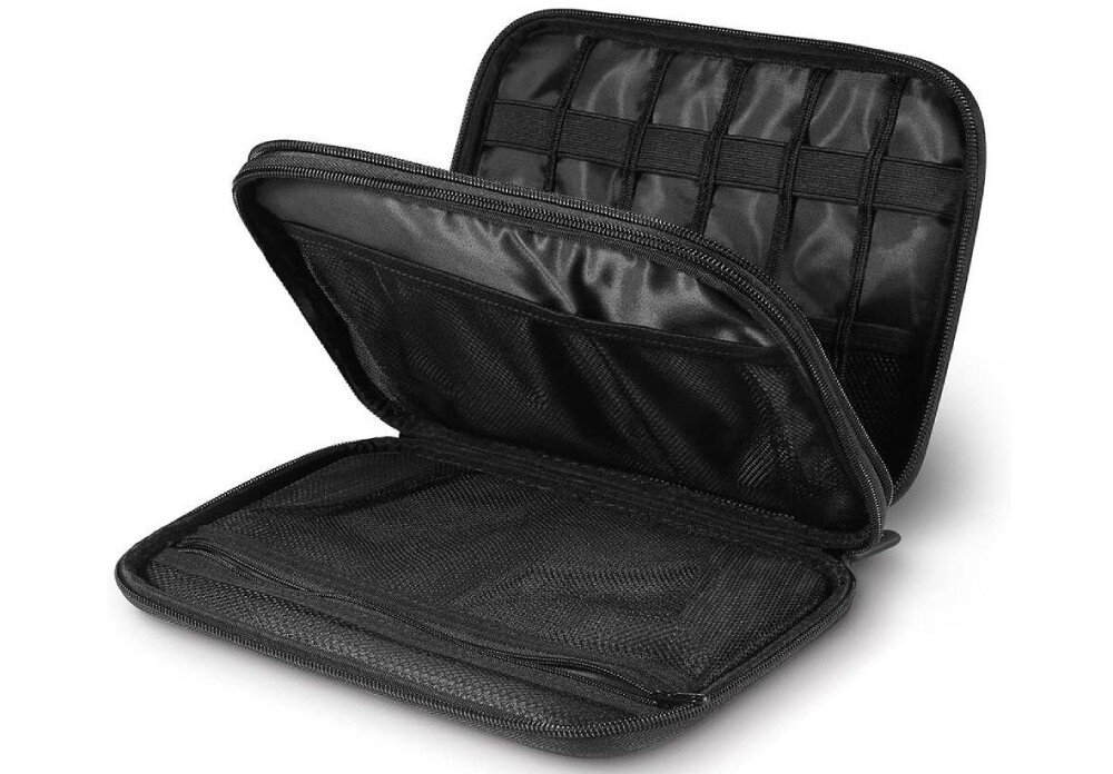 Etui na dysk UGREEN 50147B Wnętrze pustego, rozłożonego czarnego etui z dwiema komorami, pokazujące system elastycznych pasów do mocowania kabli w górnej części oraz kieszenie z siatki zamykane na zamek w dolnej części