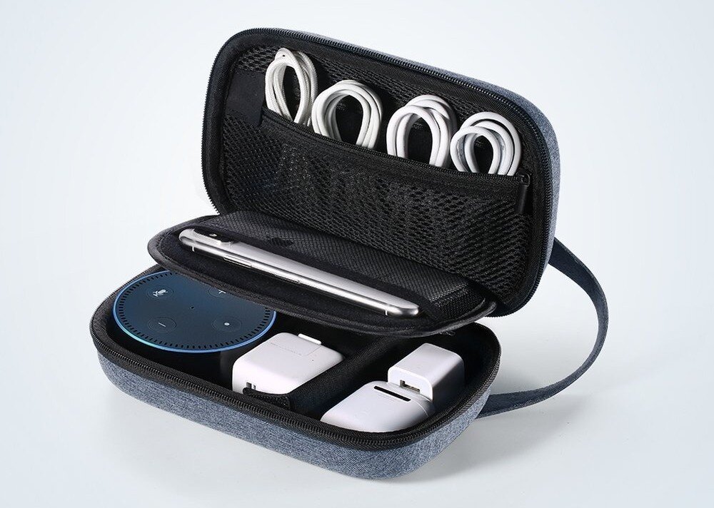 Etui na dysk UGREEN 50903 LP152 Szary Otwarte szare etui z dwiema komorami wypełnionymi akcesoriami, takimi jak białe kable w górnej siatce, smartfon na środkowej klapce oraz ładowarki i głośnik bezprzewodowy w dolnej części