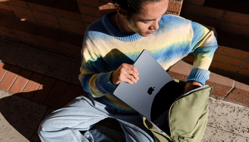 Laptop APPLE MacBook Air 2023 15.3 Retina M2 8GB RAM 512GB SSD macOS Gwiezdna szarość
smukły i wydajny,
osoba chowająca laptop do zielonego plecaka