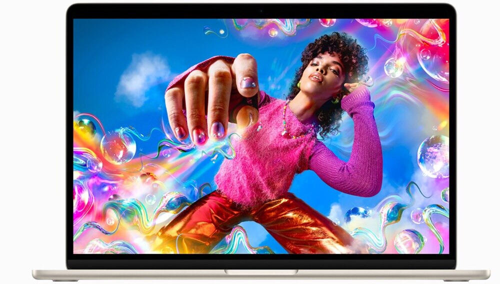 Laptop APPLE MacBook Air 2023 15.3 Retina M2 8GB RAM 512GB SSD macOS Gwiezdna szarość
					wyrazisty ekran, wyświetlacz Liquid Retina o przekątnej 15,3 cala, paleta barw P3, kontrast, który sprawia, że kolory są realistyczne i nasycone,
					jasność do 500 nitów, technologia True Tone, rozdzielczość ekranu 2880 x 1864 px,
					produkt na białym tle, na ekranie kobieta z wyciągniętą do przodu ręką