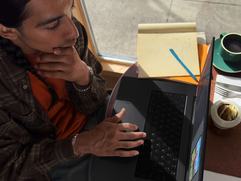 Laptop APPLE MacBook Pro 2023 14 Retina M3 8GB RAM 2TB SSD macOS Gwiezdna szarość
					smukła i lekka konstrukcja, łączy elegancki wygląd z wysoką mobilnością,
					smukła obudowa z aluminium o grubości ok. 1,55 cm, waga ok. 1,55 kg,
					mężczyzna używający laptopa