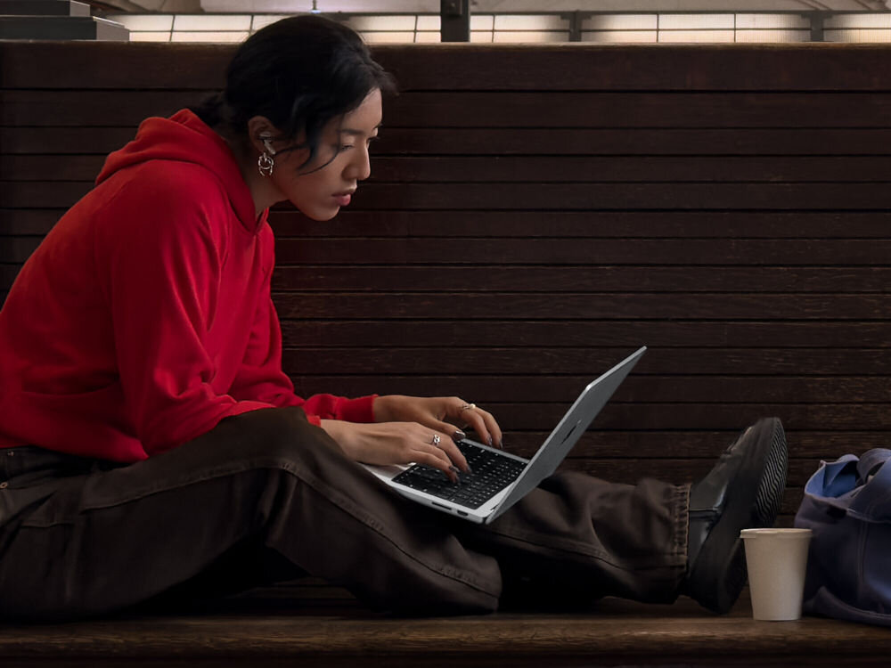 Laptop APPLE MacBook Pro 2023 14 Retina M3 8GB RAM 2TB SSD macOS Gwiezdna szarość wydajne podzespoły,
					czip APPLE M3, 8-rdzeniowy CPU, 10-rdzeniowy GPU, 8 GB zunifikowanej pamięci RAM, 2 TB pamięci SSD,
					procesor M3, 
					kobieta używająca laptopa