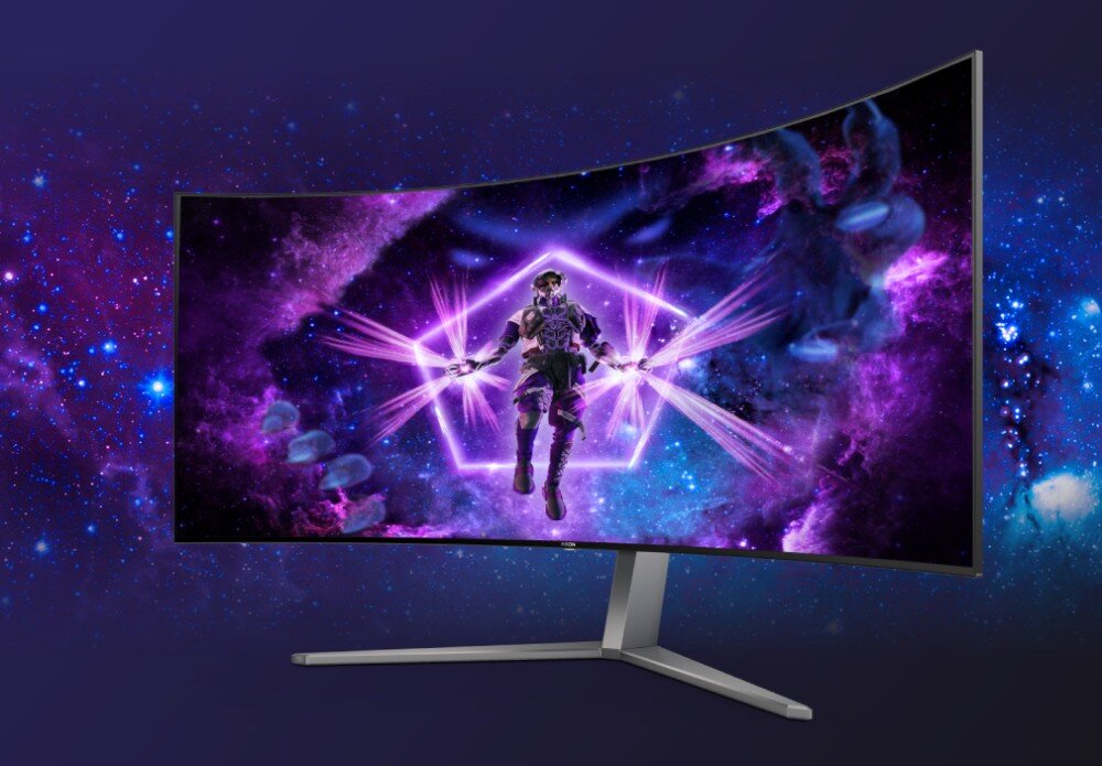 Monitor AOC Agon Pro AG456UCZD Zakrzywiony monitor z wyświetlanym obrazem futurystycznej postaci w fioletowym kosmicznym tle, opis