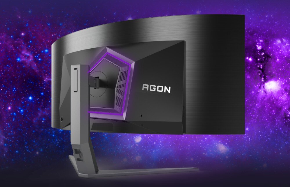 Monitor AOC Agon Pro AG456UCZD Tylny widok zakrzywionego monitora z podświetleniem w kształcie pięciokąta i logo 'AGON' na obudowie. Tło przedstawia przestrzeń kosmiczną w fioletowych barwach, podstawa, regulacja, ergonomia