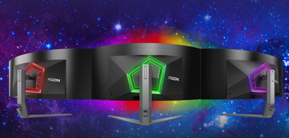 Monitor AOC Agon Pro AG456UCZD Trzy zakrzywione monitory ustawione obok siebie. Każdy z nich ma podświetlenie w innym kolorze: czerwonym, zielonym i fioletowym. Wszystkie na tle kosmosu, podświetlenie RGB, efekty, styl, wygląd