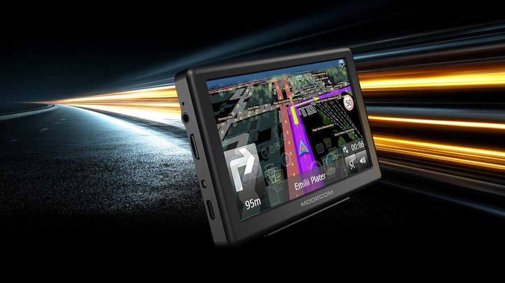 Nawigacja samochodowa, rowerowa i dla pieszych MODECOM FreeWAY CX 5.0 na tle nocnej drogi
