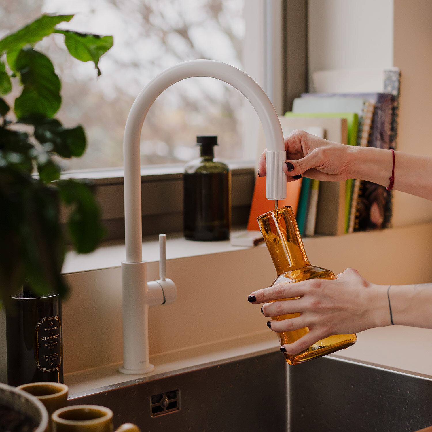 BATERIA KUCHENNA OMNIRES SWITCH Z FILTREM SW9057-FD1WM Biały matowy obrotowa wylewka swoboda działania płynne poruszanie większa elastyczność użytkowania