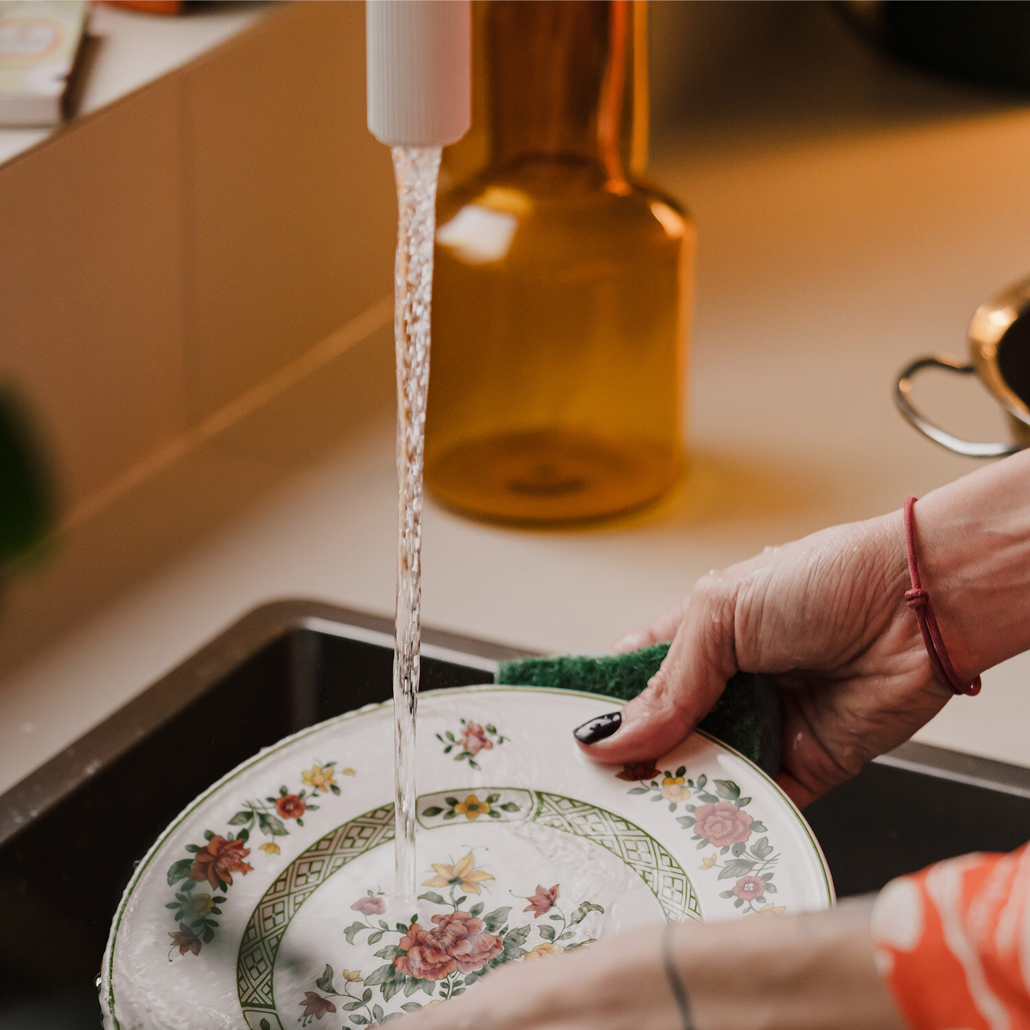 BATERIA KUCHENNA OMNIRES SWITCH Z FILTREM SW9057-FD1WM Biały matowy wykonanie z mosiądzu głowica ceramiczna Technologia COLD START oszczędzanie energii mniejsze zużucie wody pozycja pionowa aksamitne wykończenie