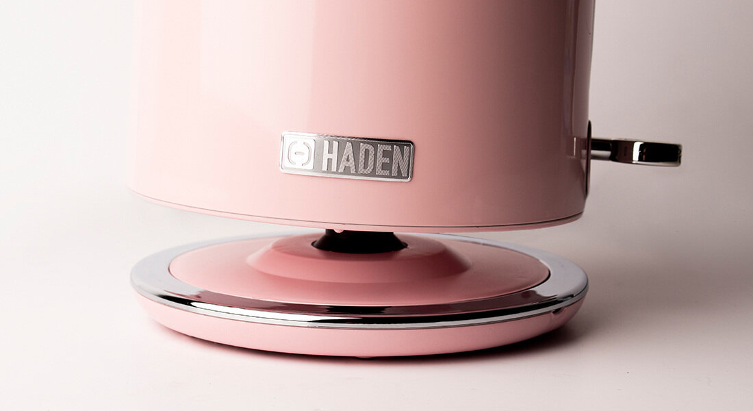 Czajnik HADEN Heritage HAD209177 Różowy Wygodny ergonomiczny baza 360° łatwa obsługa zwijacz kabla antypoślizgowe stopki ergonomiczne uchwyty