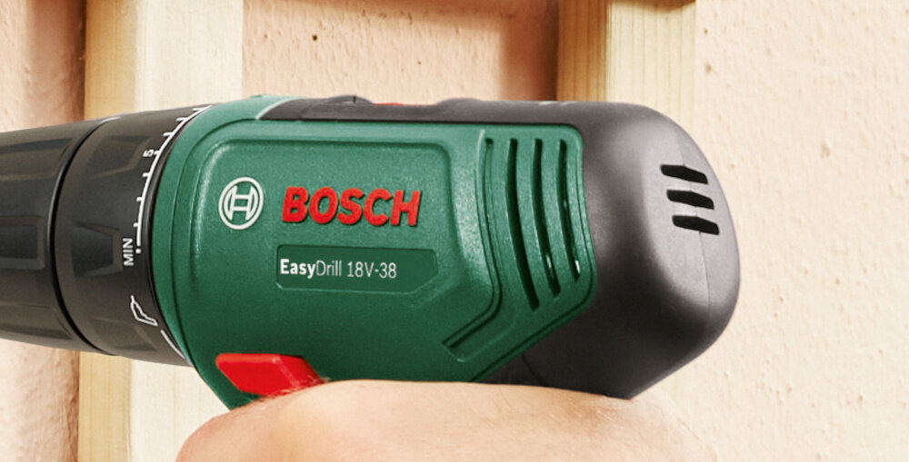 Wiertarko-wkrętarka BOSCH EasyDrill 18V-38 06039D8003 dom ściana zbliżenie na korpus widoczna nazwa narzędzia regulacja momentu obrotowego z 20 stopniami nastaw dodatkowy tryb wiercenia dopasowanie siły dokręcania do rodzaju materiału i wielkości wkrętów oddzielny tryb wiercenia pozwala na pełne wykorzystanie mocy urządzenia sprzyja lepszej kontroli nad narzędziem bardziej powtarzalnym efektom