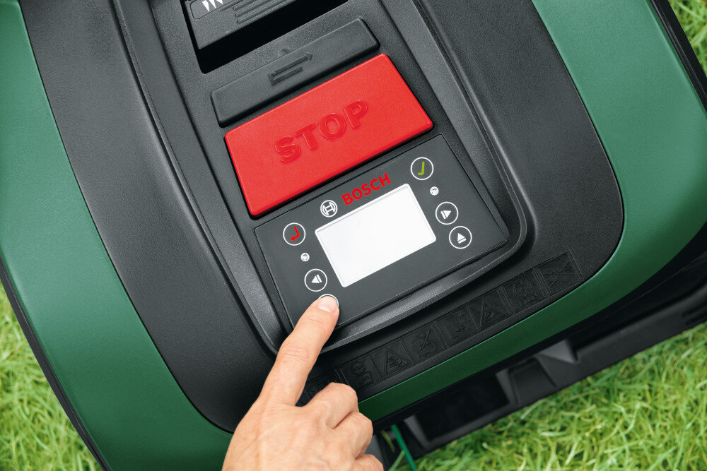 Robot koszący BOSCH Indego XS 300 06008B0003 modul Wi-Fi aplikacja Bosch Smart Gardening Android iOS pelna kontrola nad robotem panel sterujacy alternatywna metoda zarzadzania bezposrednie manualne sterowanie