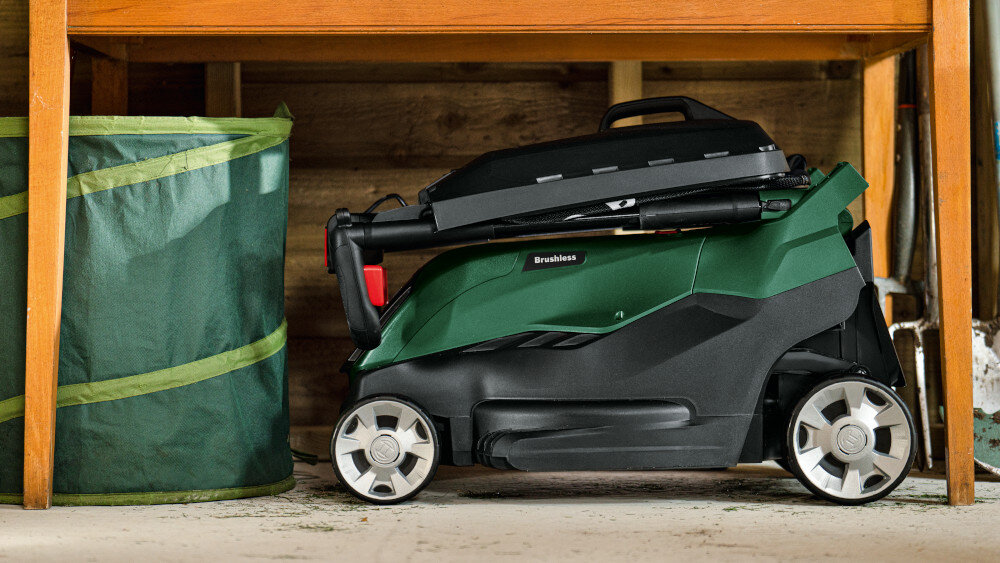 Kosiarka akumulatorowa BOSCH AdvancedlRotak 36V-40-650 06008B9F01 szopa półka na półce złożona kosiarka niewielkie wymiary 1310 x 470 x 1080 mm łatwa w przechowywaniu górny uchwyt jest łatwy do złożenia