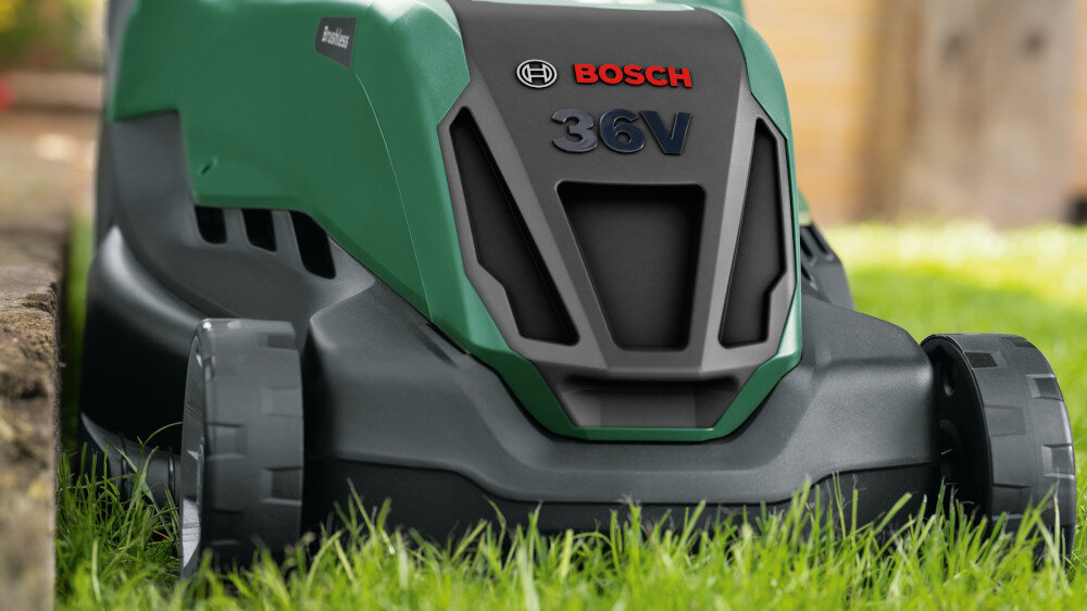 Kosiarka akumulatorowa BOSCH AdvancedlRotak 36V-44-750 06008B9G00 ogród trawnik kosiarka widoczna od przodu kosi wzdłuż krawężnika stalowy nóż obrotowy o szerokości 44 cm redukuje liczbę przejść podczas pracy równomierne i czyste cięcie