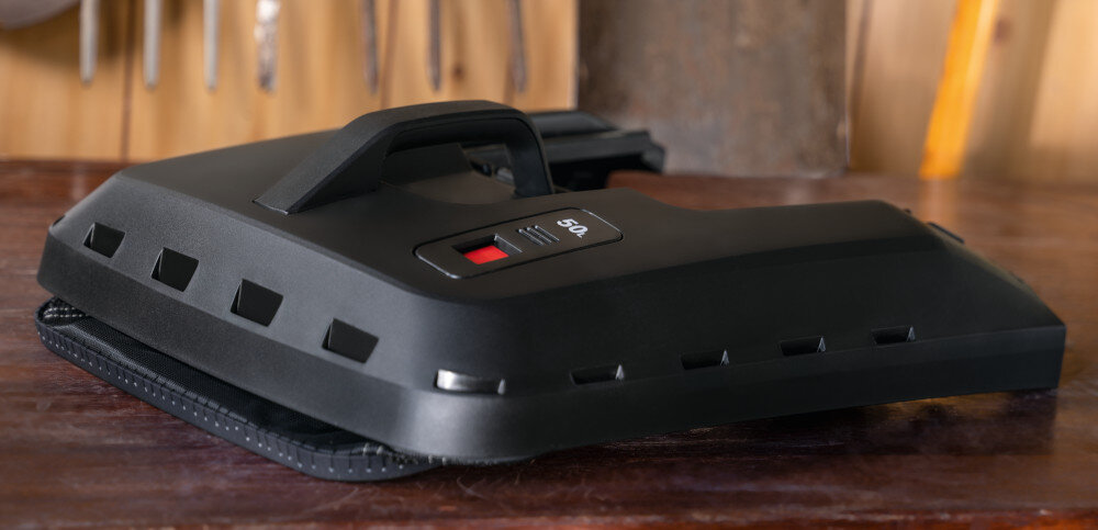 Kosiarka akumulatorowa BOSCH AdvancedlRotak 36V-44-750 06008B9G00 pomieszczenie złożony kosz leży na blacie w tle drewniana ściana 50-litrowy kosz minimalizuje konieczność częstego opróżniania z wysokiej jakości tworzywa sztucznego odporne na promieniowanie UV i uszkodzenia mechaniczne możliwość złożenia wskaźnik naładowania