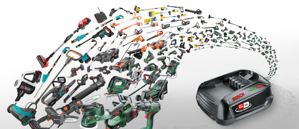 Podkaszarka akumulatorowa BOSCH UniversalGrassCut 06008C1D05 jasne tło akumulator wokół różne narzędzia ogrodowe i elektronarzędzia zasilana jest akumulatorem z serii BOSCH Power For All 18 V pozwala zasilać wiele narzędzi jednym akumulatorem oszczędza miejsce i pieniądze niezależność od źródła zasilania pracy bezprzewodowej