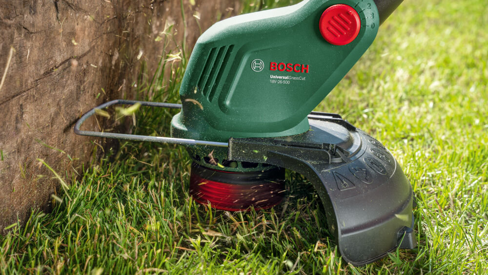 Podkaszarka akumulatorowa BBOSCH GrassCut 18V-26-500 kablak dystansowy ochrona drzew krzewow kwiatow podczas pracy
