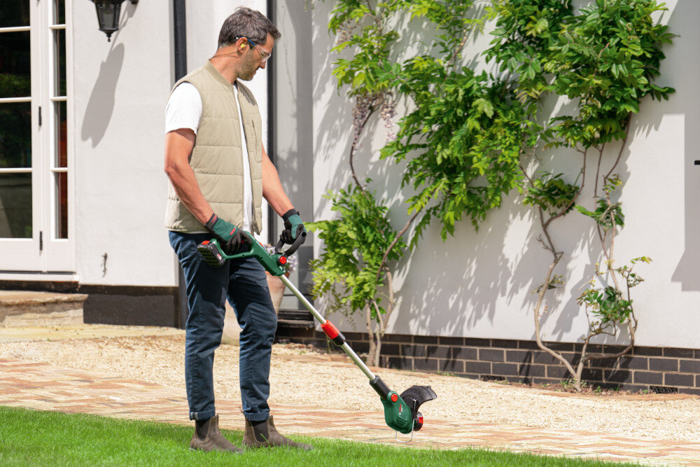 Podkaszarka akumulatorowa BBOSCH GrassCut 18V-26-500 dobrze wywazona niewielka waga 2,4 kg obsluga latwaprzyjmna latwe manewrowanie ograniczenie zmeczenia regulacja uchwytu dodatkowego