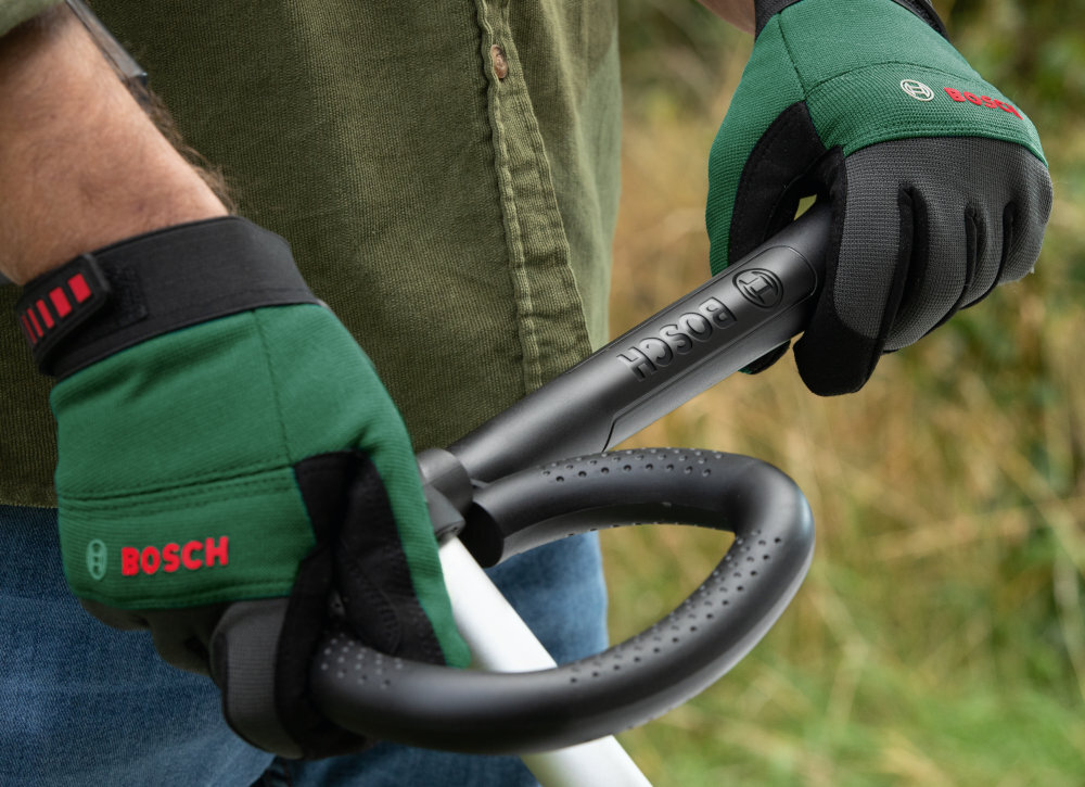 Podkaszarka BOSCH AdvancedBrushCut 36V-23-750 06008C1K03 dobrze wywazona niewielka waga 3,4 kg rekojesc glowna pokryta miekkim materialem typu SoftGrip rekojesc dodatkowa COMFORT GRIP regulacja kta pochylenia