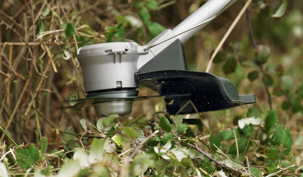 Podkaszarka BOSCH AdvancedBrushCut 36V-23-750 06008C1K03 tarcza tnaca wycinane laserowo ostrze do ciecia gesteszej trawy grubszych chwastow szerokosc robocza 230 mm