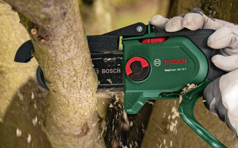 Piła do gałęzi BOSCH Easy Chain 18V-15-7 nieduza przekladnia wysoka wydajnosc zwarta konstrukcja ciecie w miejscach trudno dostepnych do 160 ciec na jednym ladowaniu akumulatora do ciecia drewna o srednicy do 13 cm