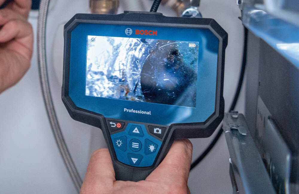 Kamera inspekcyjna BOSCH GIC 12V-5-27C 0601241401 pomieszczenie zbliżenie na wyświetlacz wyświetlacz o przekątnej 5 cali i rozdzielczości 1280 x 720 px czytelny i szczegółowy obraz wysoka jakość podglądu