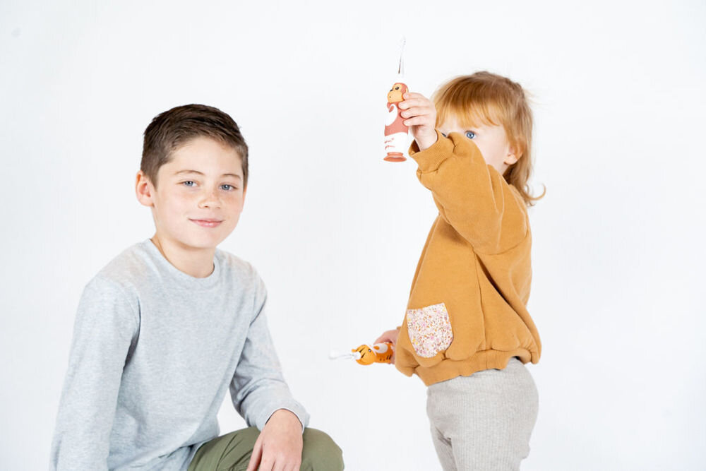 Szczoteczka soniczna BRUSH-BABY WildOnes Małpka różne tryby mocy kontrola komfort miękkie długie włosie zęby przestrzenie międzyzębowe dokładne czyszczenie 