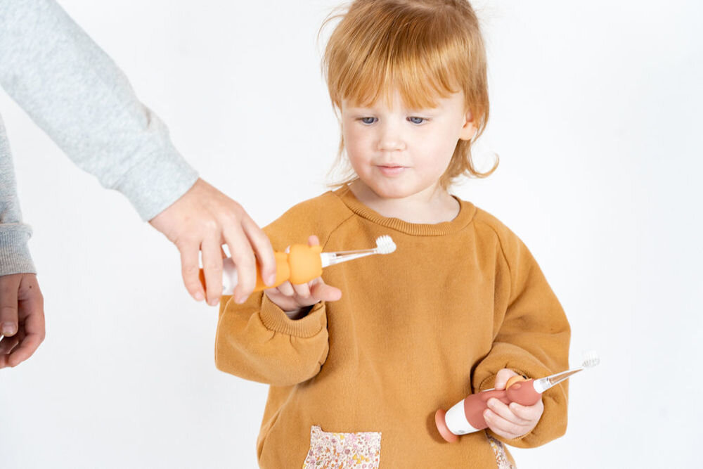 Szczoteczka soniczna BRUSH-BABY WildOnes Małpka automatyczny timer przypomnienia mycie kolejnej części uzębienia wbudowane światło zabawa zestaw wymienne miękkie końcówki