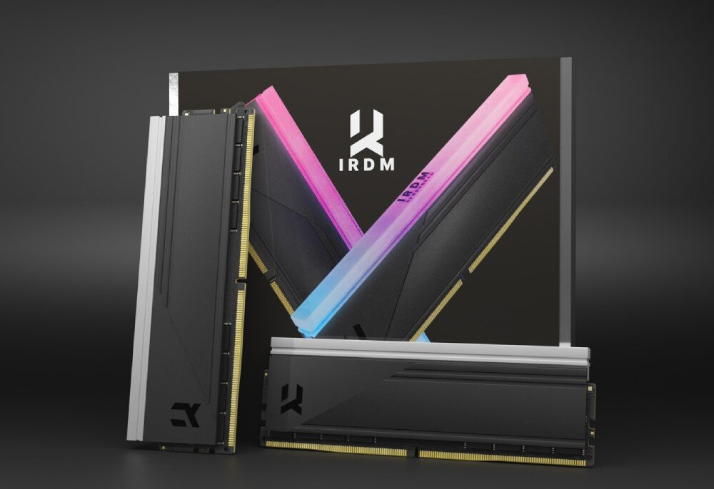 Pamięć RAM GOODRAM IRDM RGB Dwa moduły pamięci ustawione na tle opakowania z logotypem IRDM, jeden z nich z podświetleniem w kolorach różu i błękitu