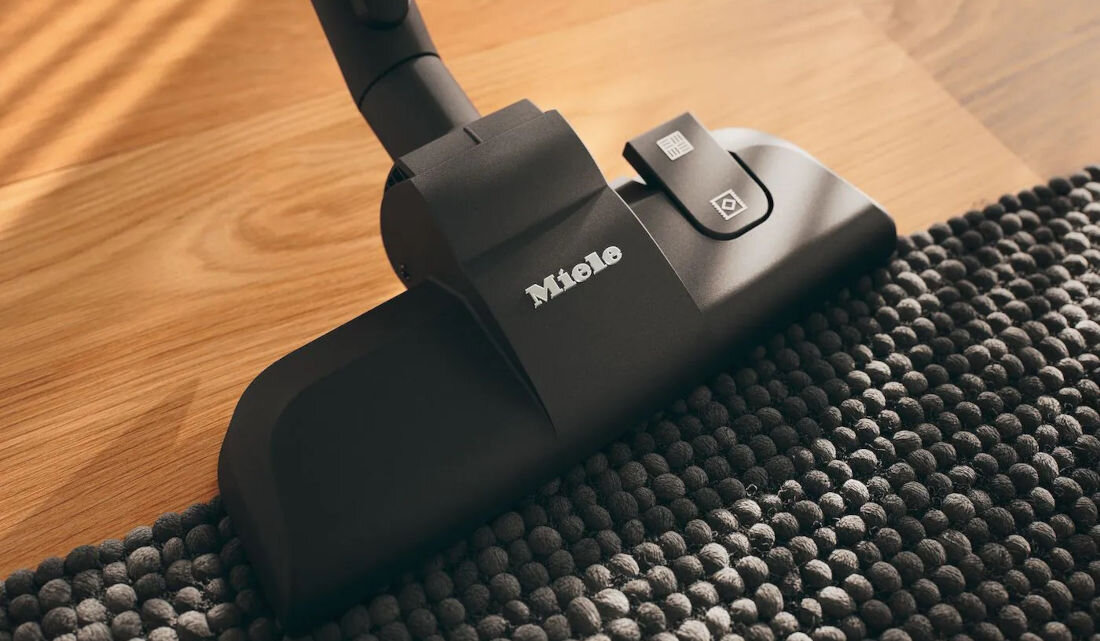 Odkurzacz MIELE Classic C1 Parquet XL PowerLine SBAF5 łatwość użytkowania zamknięcie z kliknięciem dysza podłogowa rura ssąca rączka akcesoria