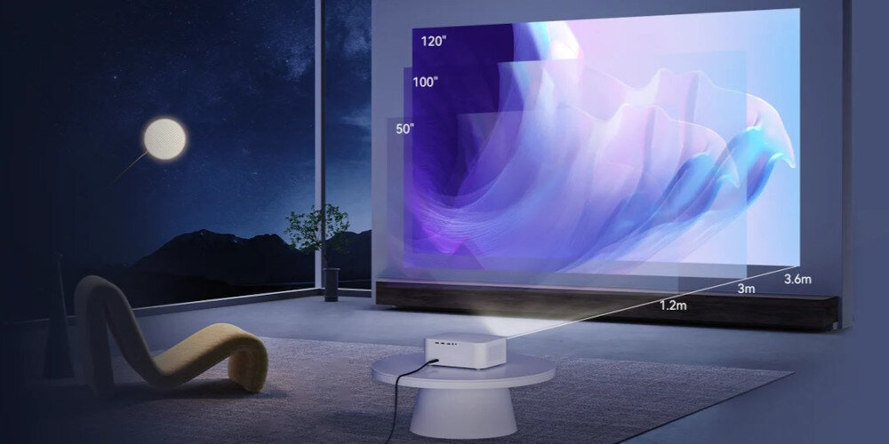 Wanbo X2 Max Full HD 1080p jasność 450 lumenów kontrast 2000:1 przekątna 40-120 cali, projektor stojący na stoliku wyświetlający obraz na ścianie