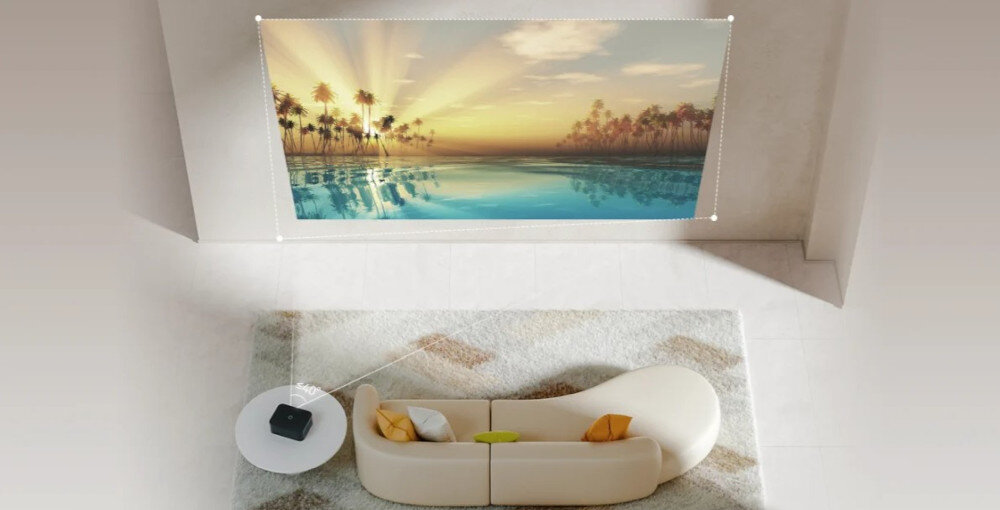 Wanbo X2 Max korekcja trapezowa krzywizna ekranu dopasowanie obrazu, projektor stojący na stoliku wyświetlający obraz na ścianie