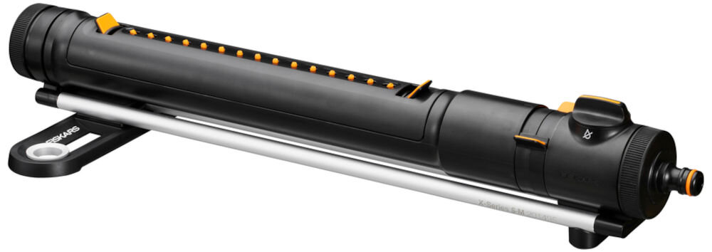 Zraszacz FISKARS 1070832, regulacja, szerokość, zasięg, kierunek, na białym tle zraszacz frontem lewo skos