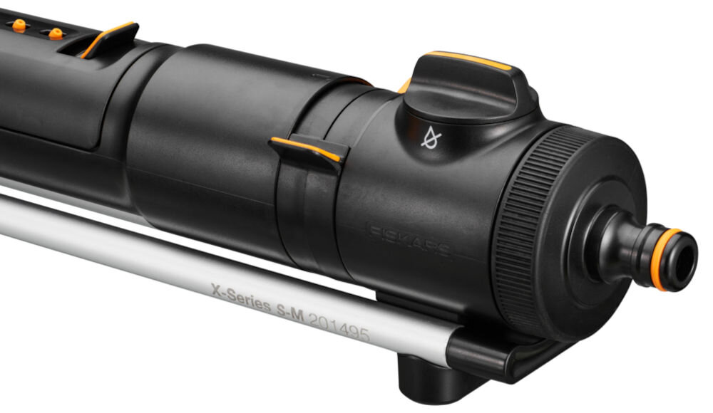 Zraszacz FISKARS 1070832, podstawa, stabilna, obrotowa, przechowywanie, na białym tle zraszacz i zbliżenie na główne wejście adaptera