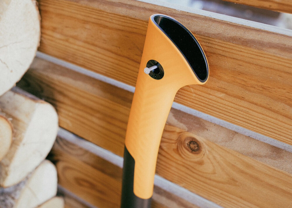 Siekiera uniwersalna FISKARS X18 S 1069103 uchwyt SoftGrip z teksturowanym wykonczeniem ergonomiczna rekojesc dlugosc 44,5 cm kontrola nad nrzedziem stabilnosc zakonczenie rekojesci w formie haczyka bezpieczenstwo jakosc wygoda niezawodnosc