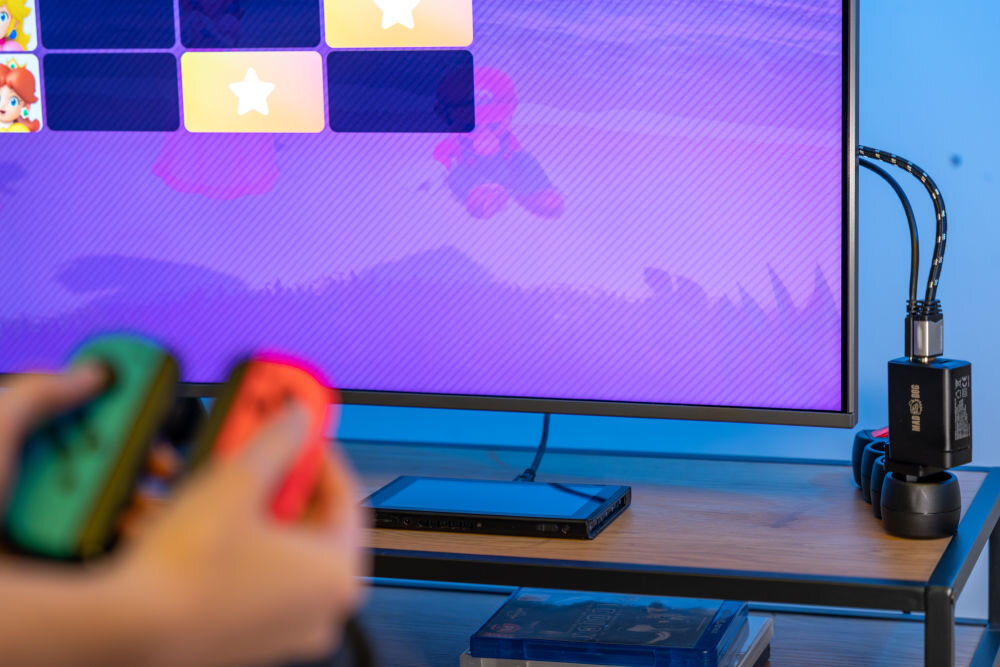 Ładowarka MAD DOG GCD600K konsola nintendo podłączona do monitora przez ładowarkę