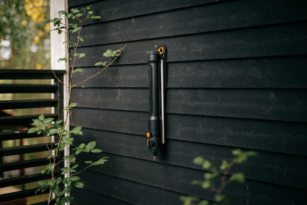 Zraszacz FISKARS Comfort S-L 1070833 solidna metalowa podstawa stabilność obrotowa konstrukcja wbudowany otwór do zawieszenia łatwe przechowywanie mrozoodporny trwały odporny na warunki atmosferyczne